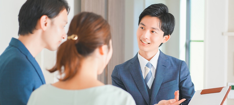 内覧、説明するスタッフイメージ
